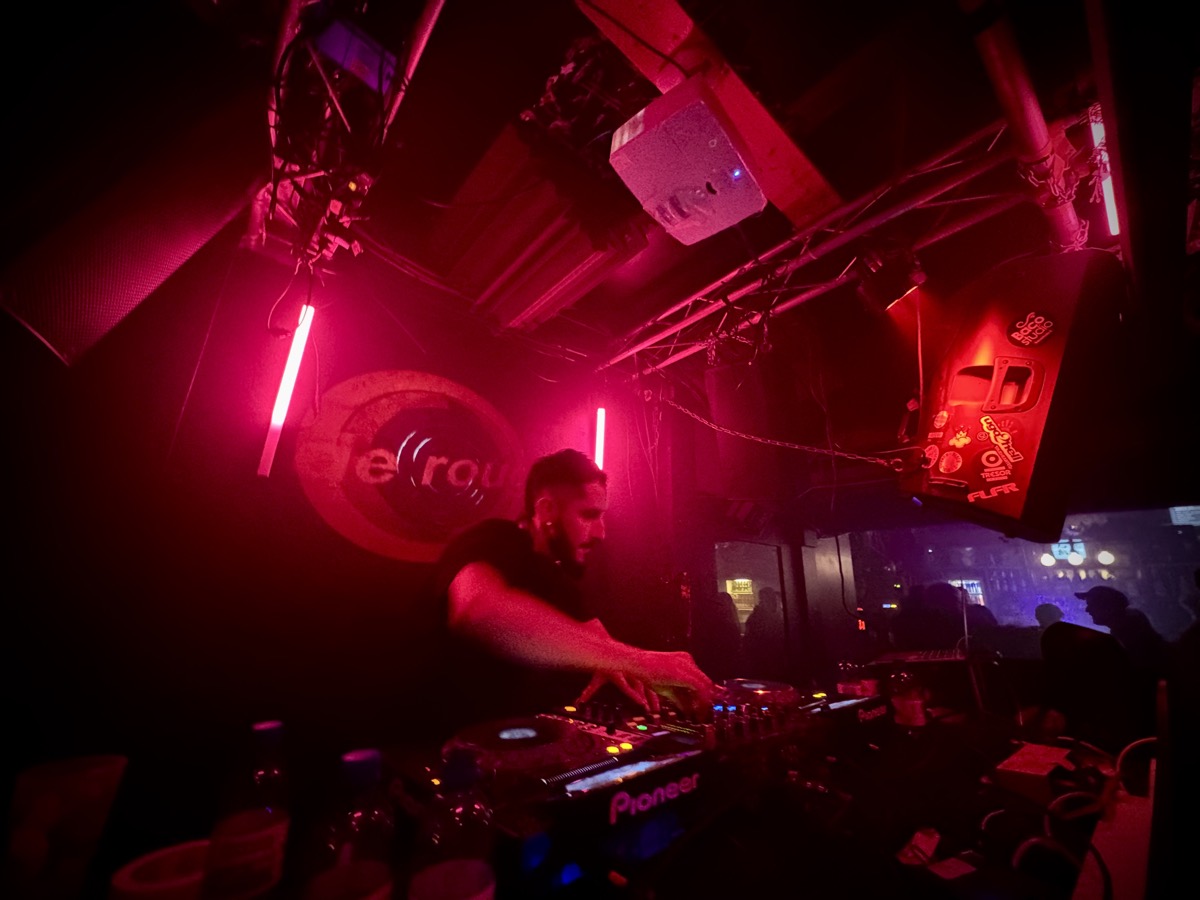 Guests and DJ lights at a de rouge partner event